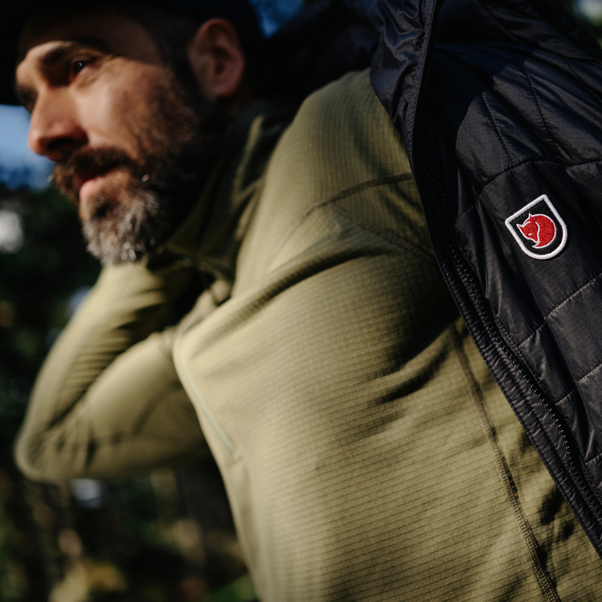 https://www.fjallraven.com/49ef42/globalassets/catalogs/fjallraven/f8/f871/f87199/features/square_mood_ss23_silvanozeiter_midlayers_2354_exp_2028-02-01.jpg?width=2000&height=2000&mode=BoxPad&bgcolor=fff&quality=100